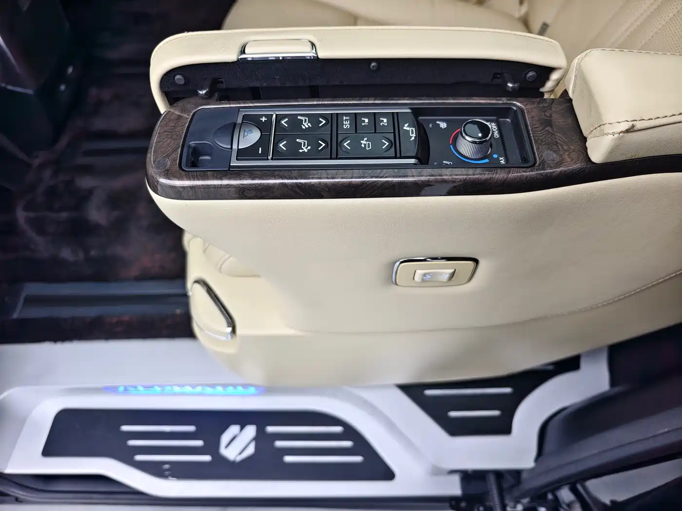 Toyota Alphard 2018 Facelift 3.5L Premium Edition фото 17