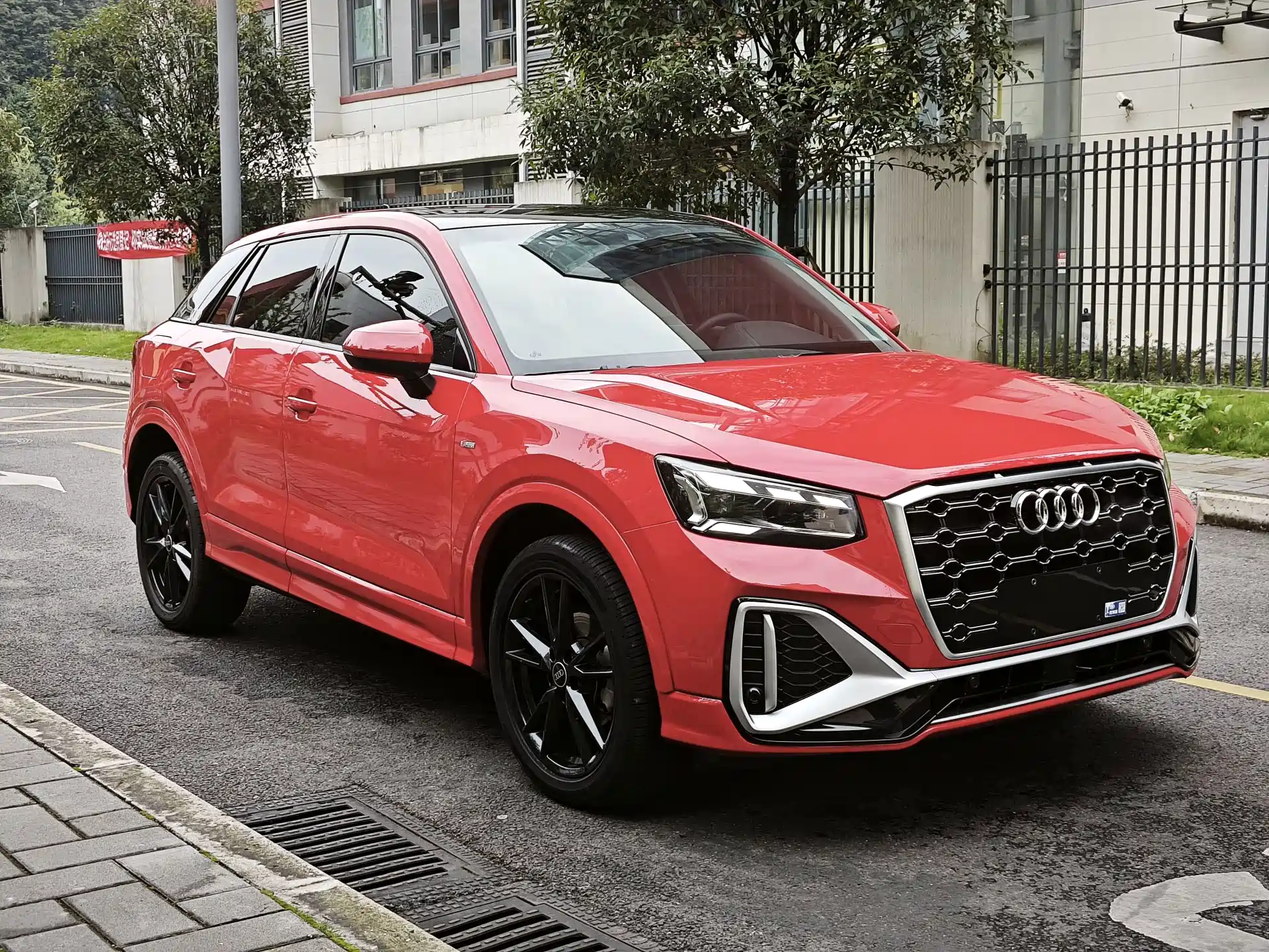 Photo 3 - Audi Q2L