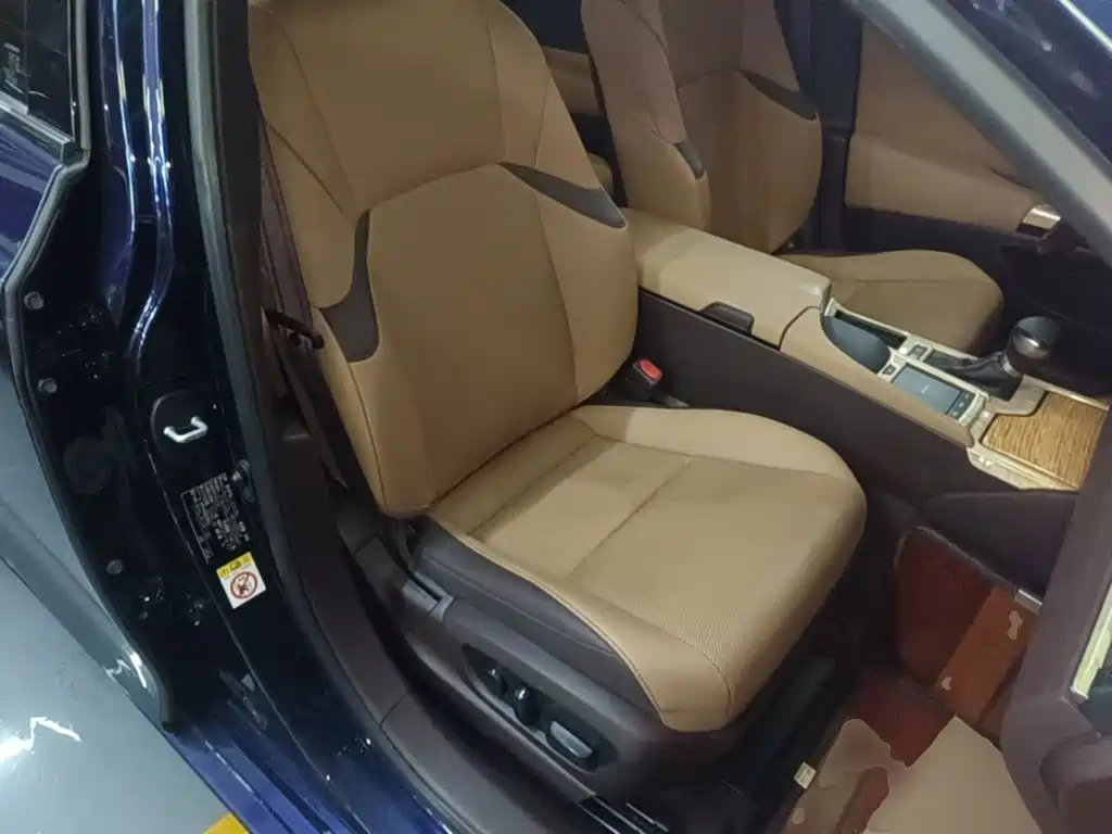 Photo 25 - Lexus ES