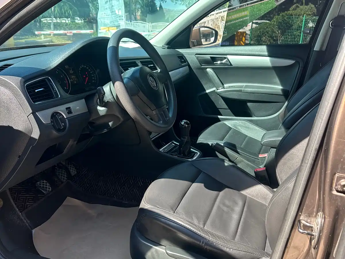 Volkswagen Lavida Tour 2013 1.6L Manual Comfort фото 10