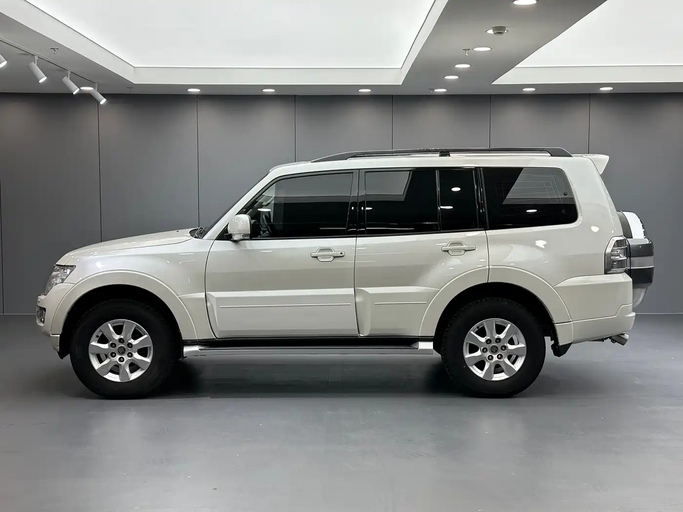 Mitsubishi Pajero (Import) 2018 2018 3.0L Automatic Comfort Version