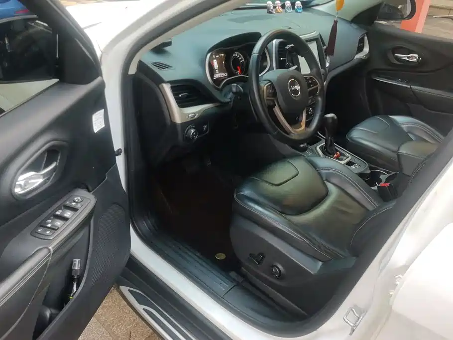 Photo 9 - Jeep Cherokee