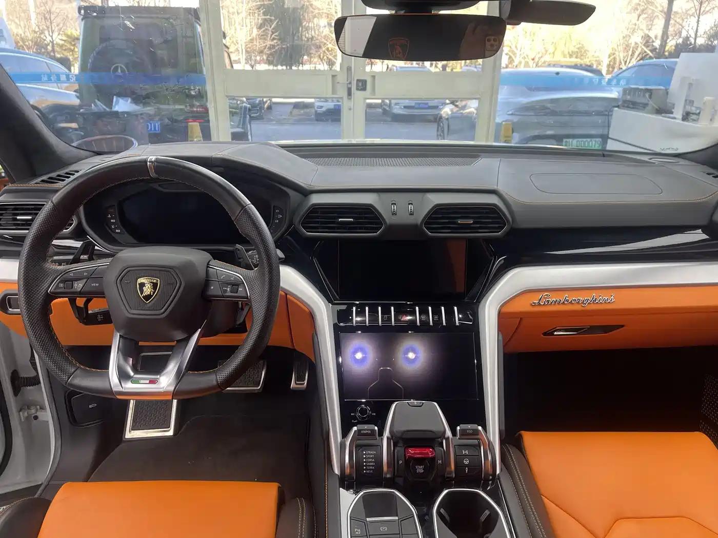 LAMBORGHINI URUS