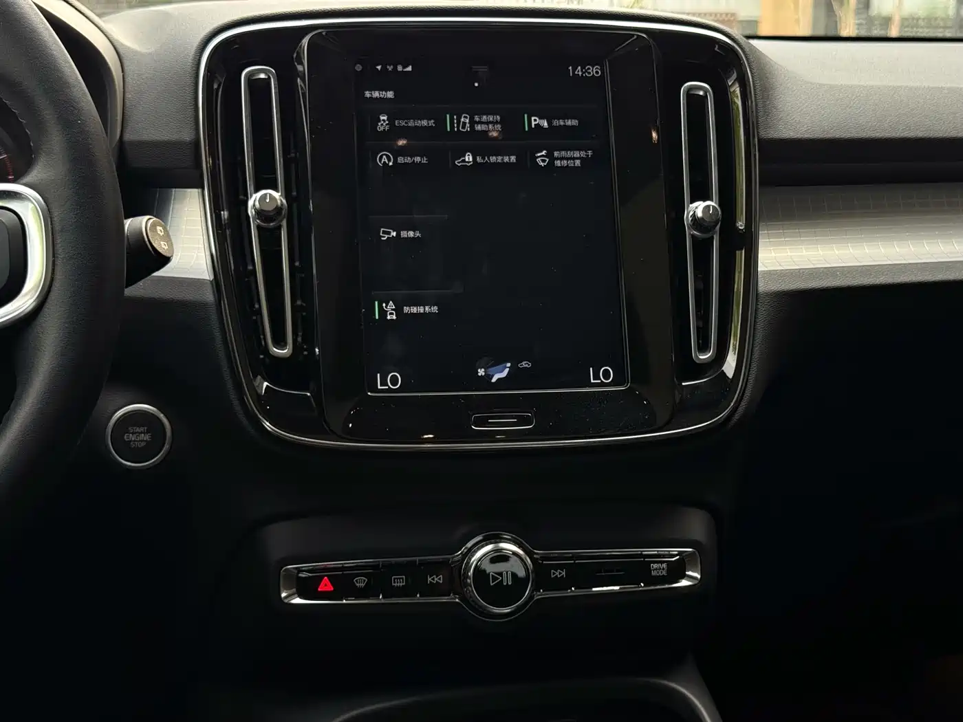 Фото 8 - Volvo XC40