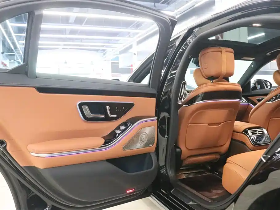 Photo 22 - Mercedes-Benz S-Class