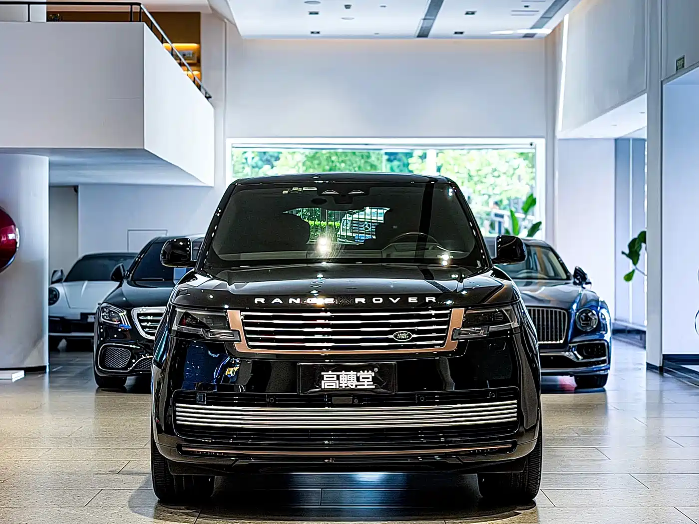 Land Rover Range Rover 2025 3.0 L6 400PS Paradigm Extended Wheelbase фото 2