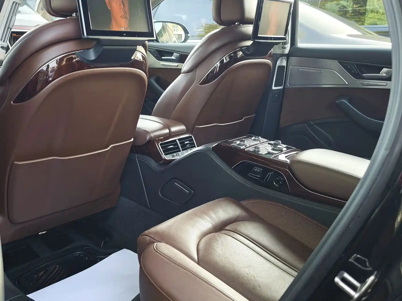 Photo 19 - Audi A8