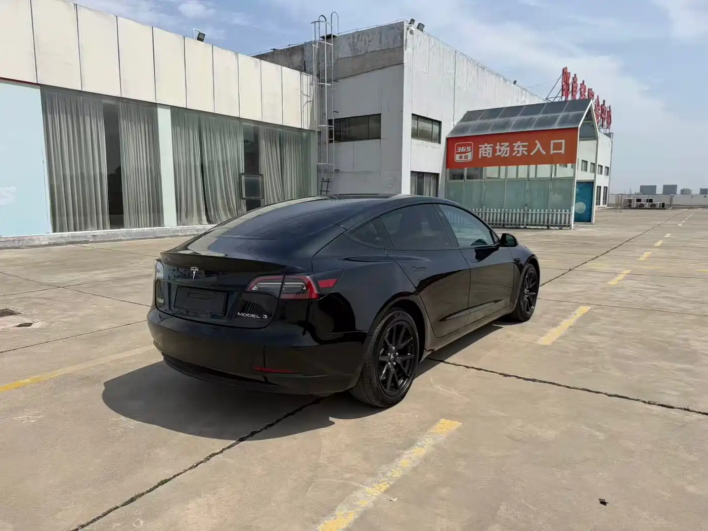 TESLA MODEL 3