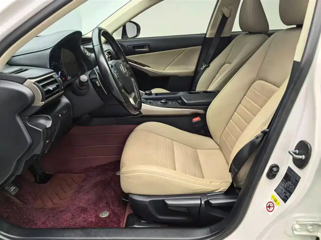 Lexus IS 2015 200t Leading Edition фото 12