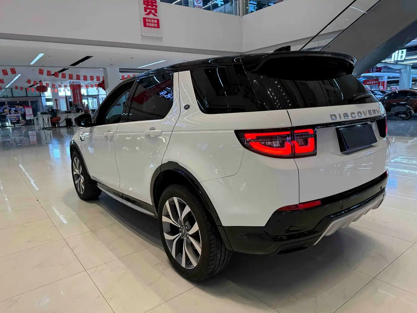 Land Rover Discovery Sport 2024 Luxury Custom Edition фото 3