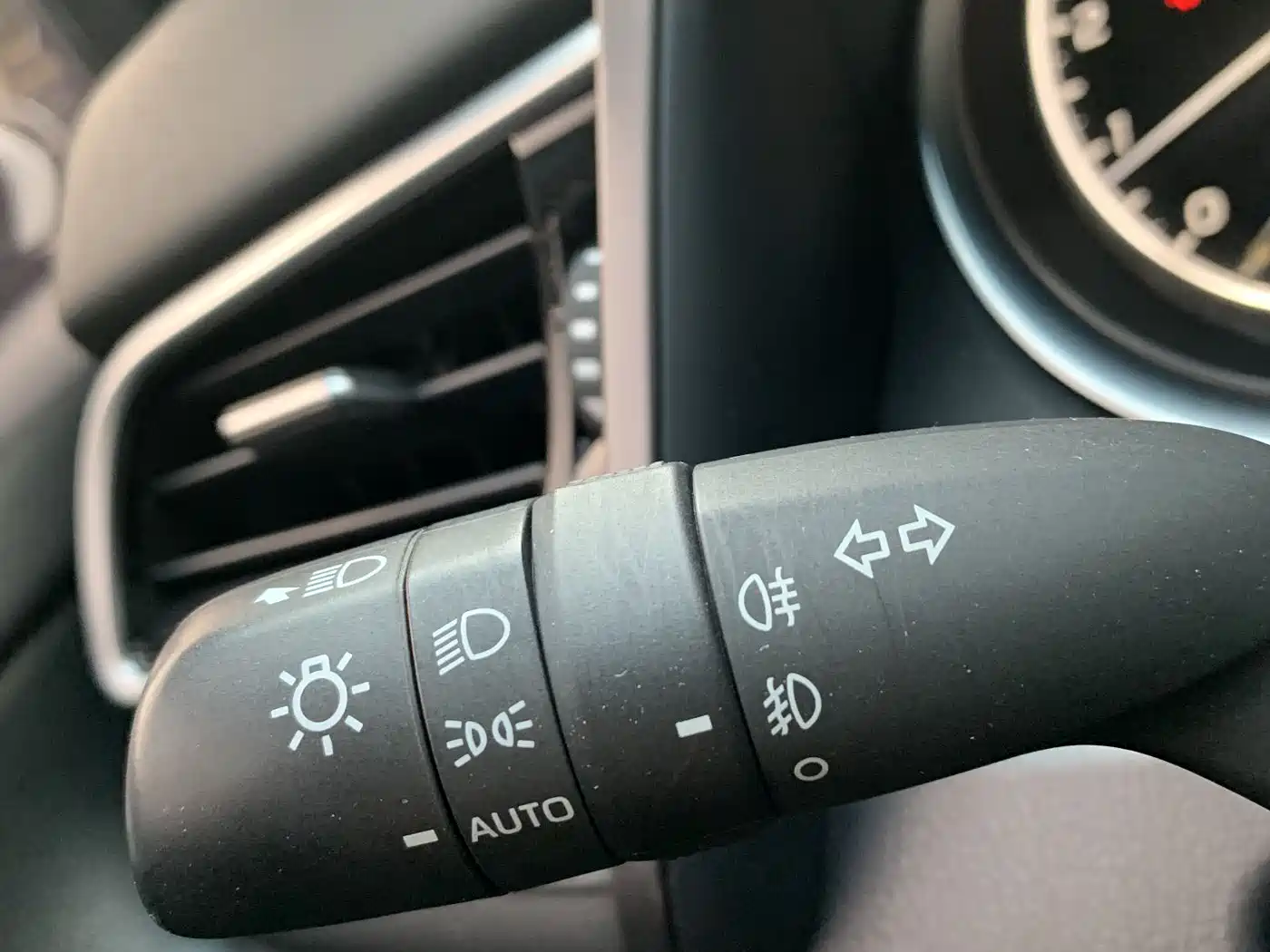Toyota Camry 2023 2.0G Luxury Edition фото 17
