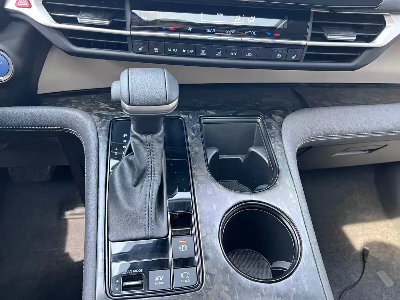 Toyota Sienna 2023 2.5L Hybrid Premium Edition фото 18