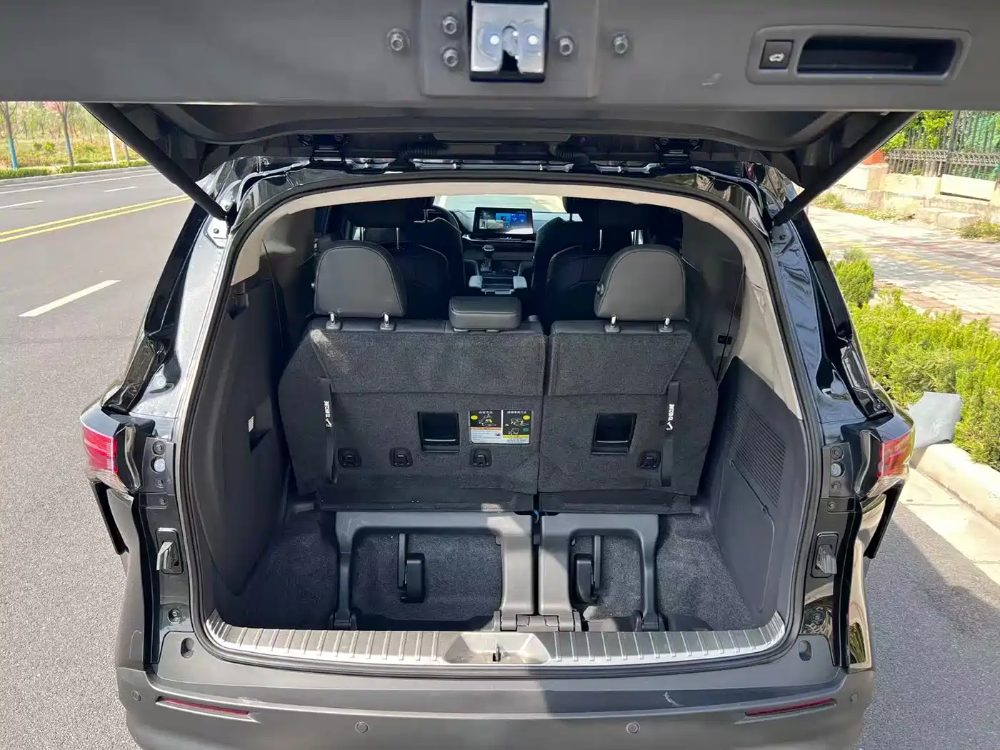 Toyota Sienna 2023 2.5L Hybrid Premium Edition фото 13
