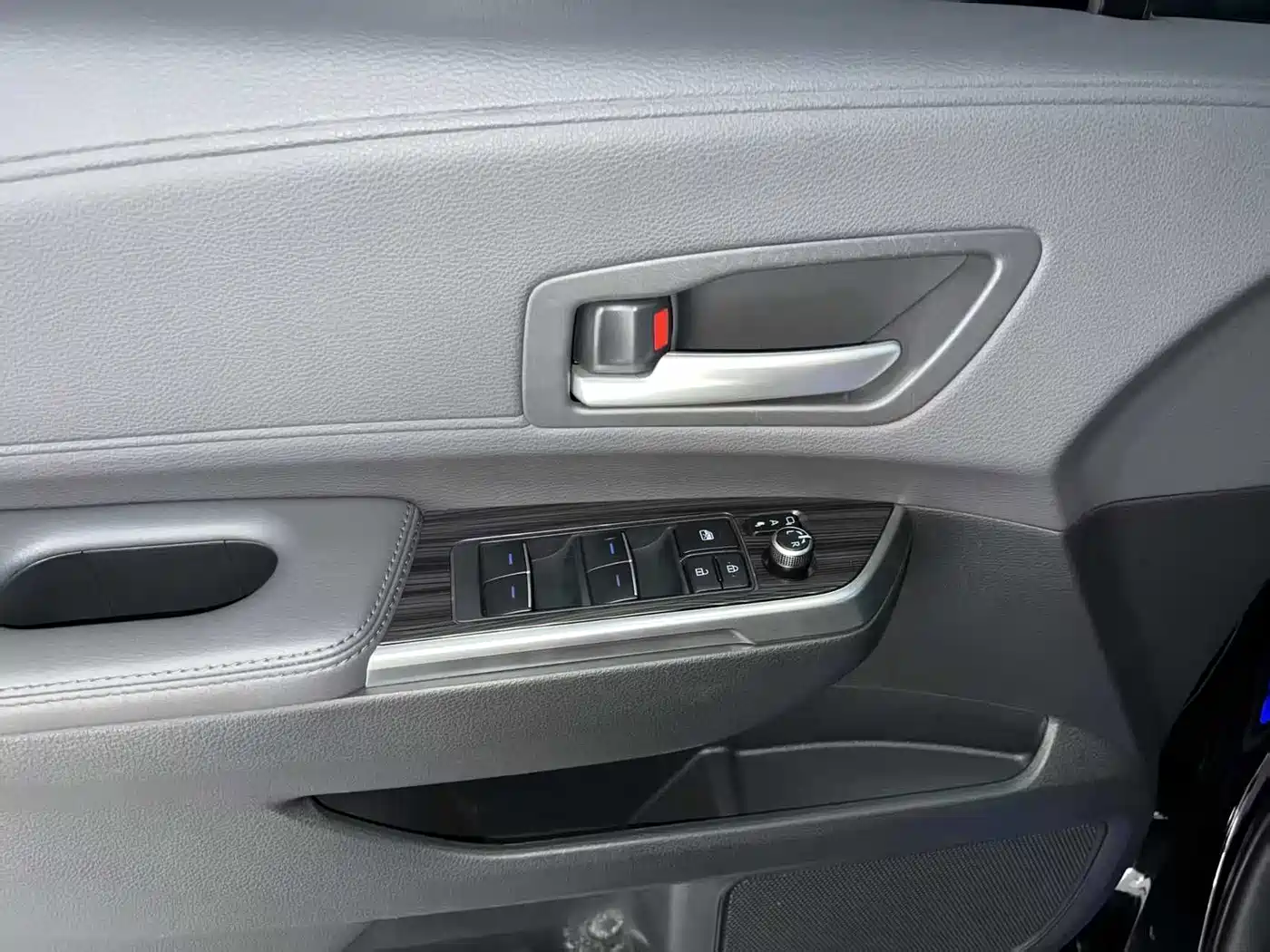 Toyota Sienna 2021 2.5L Hybrid Premium Edition фото 18
