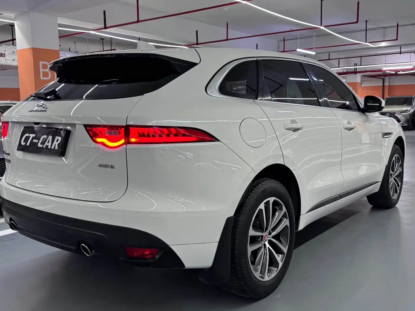 Фото 6 - Jaguar F-PACE