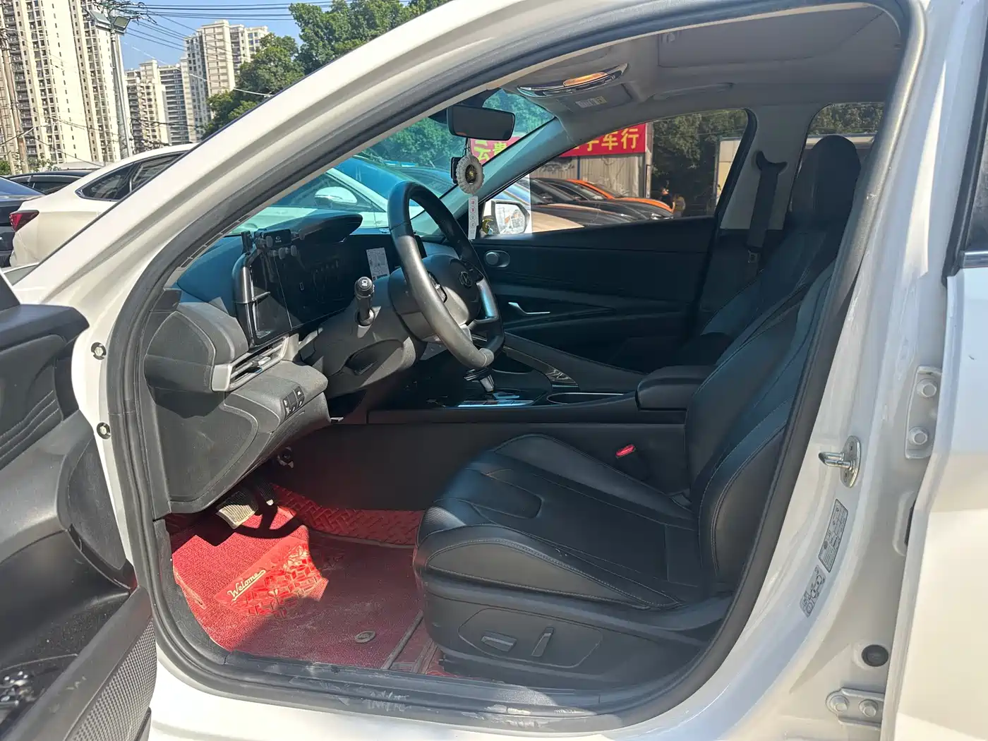 Hyundai Elantra 2021 1.5L CVT LUX Premium Edition фото 4