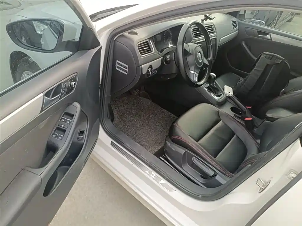 Volkswagen Sagitar 2014 Facelift 1.6L Automatic Leading Version фото 16