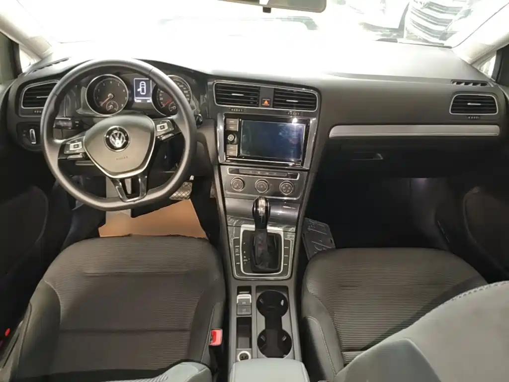 Фото 10 - Volkswagen Golf