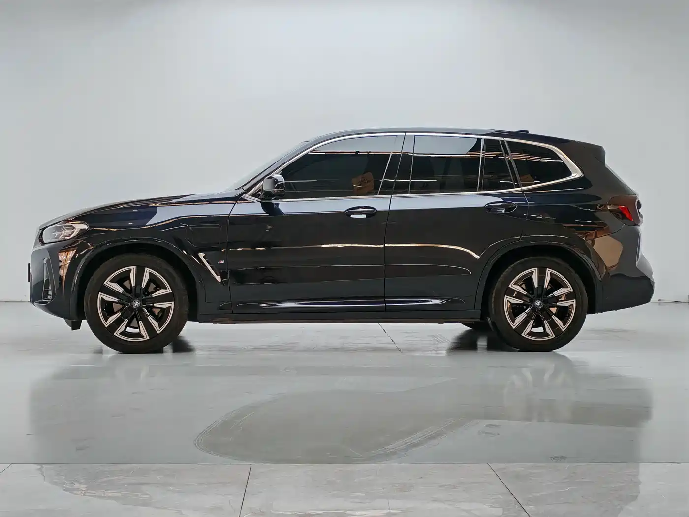 BMW iX3 2022 Leading Edition фото 4
