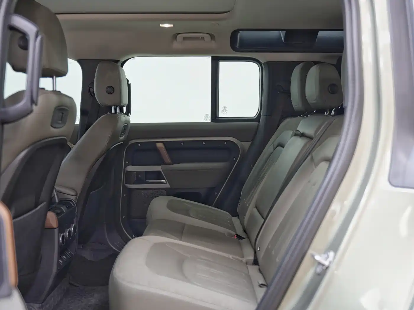 Land Rover Defender 2020 Model 110 P400 HSE фото 9
