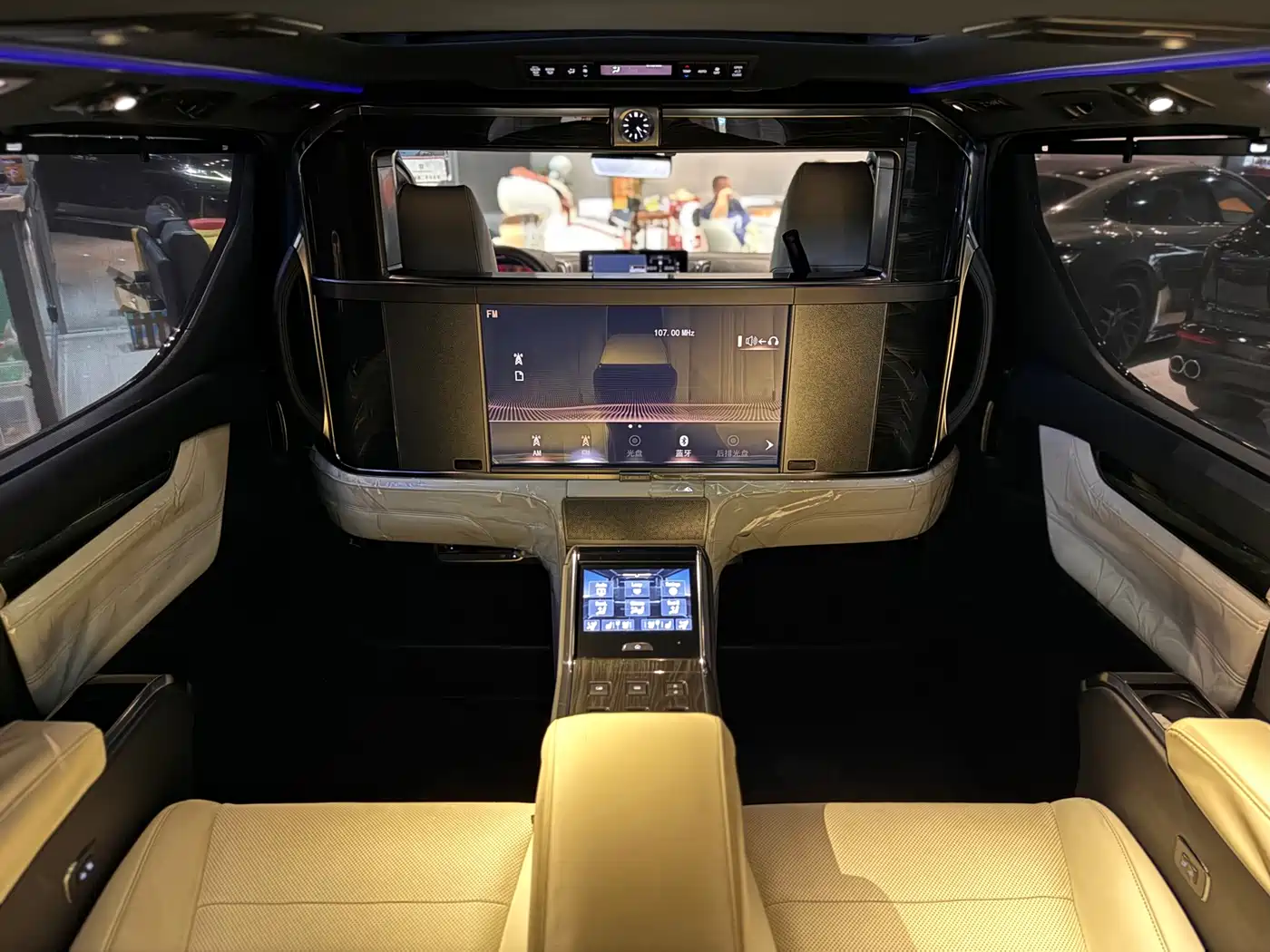 Lexus LM 2020 300h 4-Seat Imperial Edition фото 7