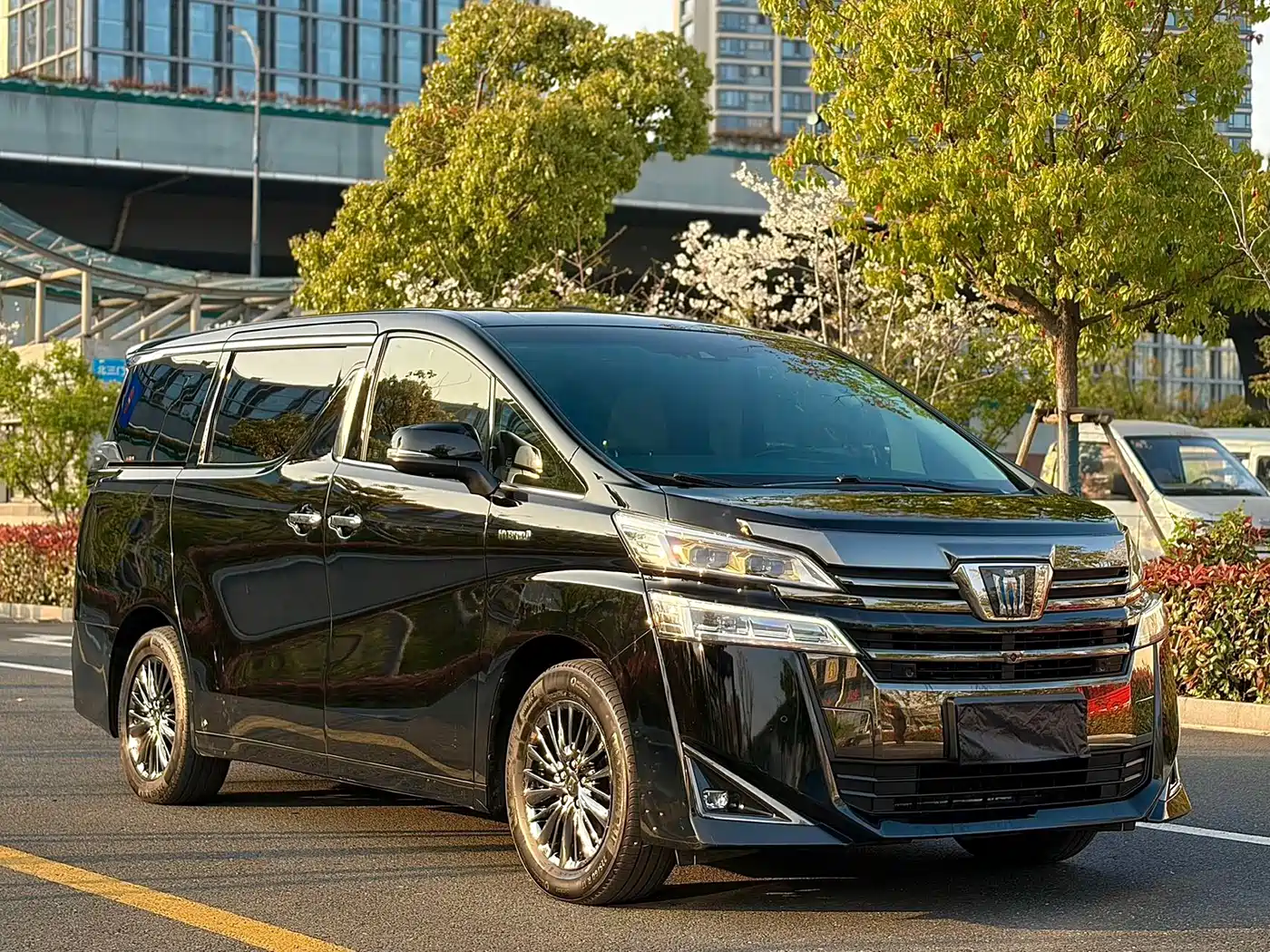 Toyota Vellfire 2021 Crown Hybrid 2.5L HV Supreme Edition фото 4