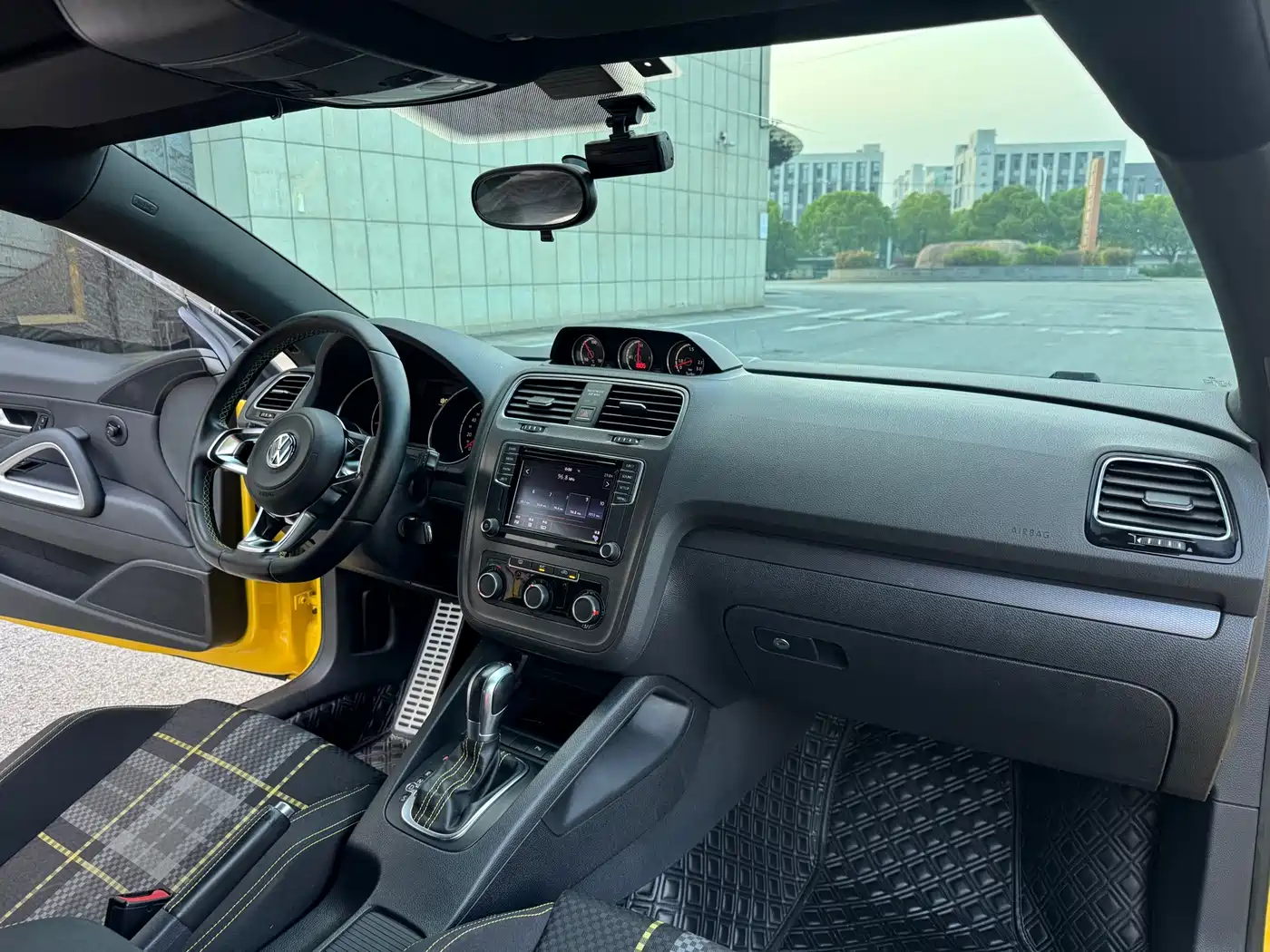 Volkswagen Scirocco 2016 1.4TSI Club Edition фото 12