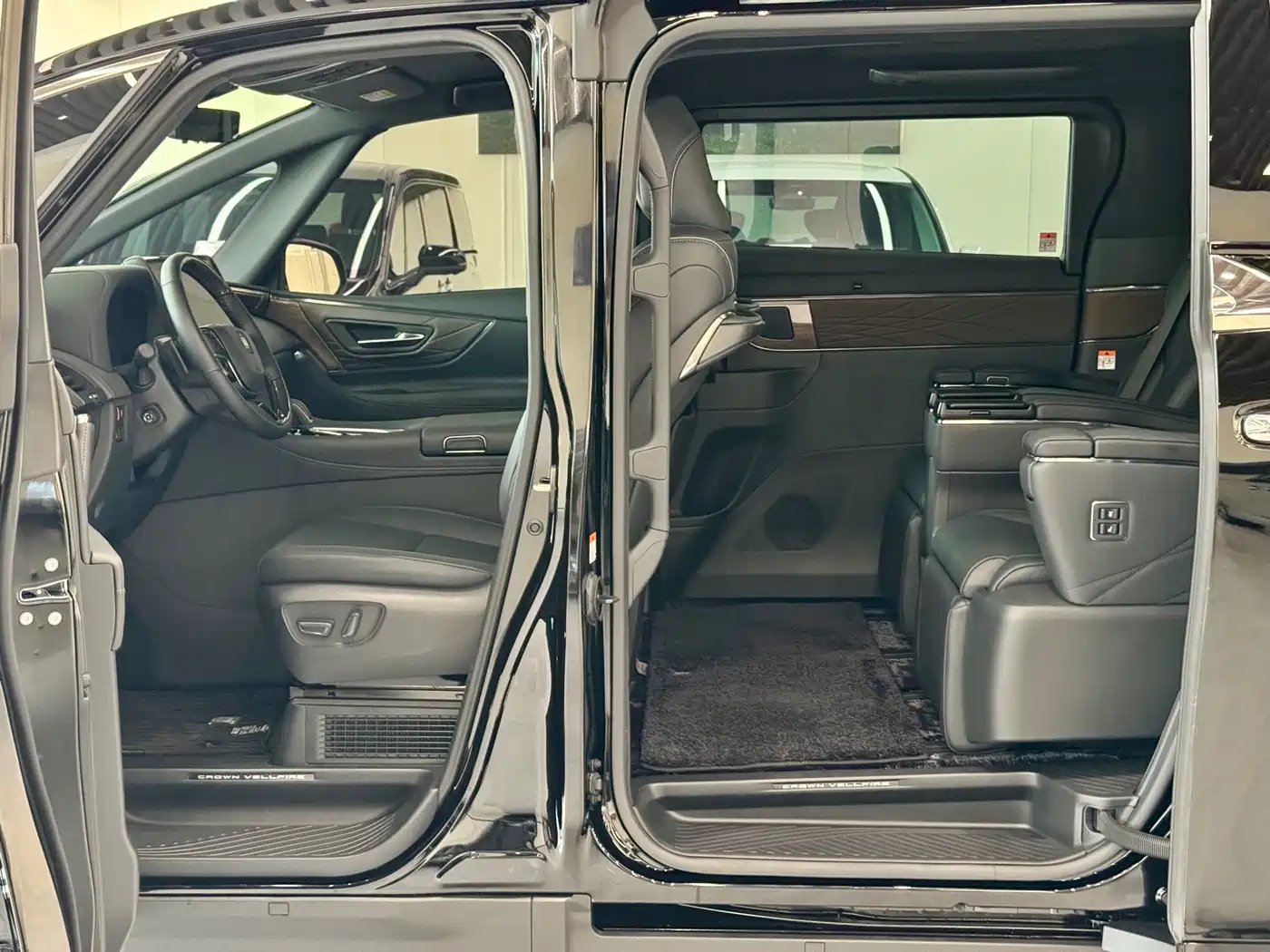 Toyota Vellfire 2024 Crown Hybrid 2.5L Premium Edition фото 7