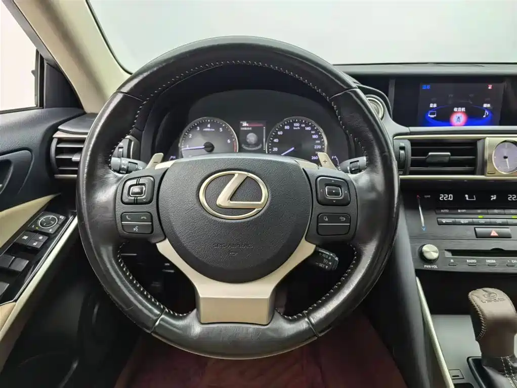 Lexus IS 2015 200t Leading Edition фото 5