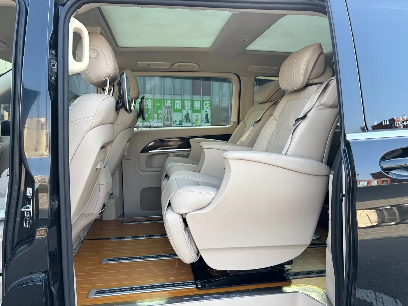 Mercedes-Benz V-Class 2017 Model V 260 L Premium Extended Edition фото 7