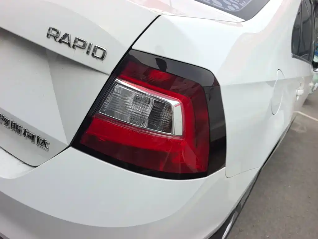 Photo 8 - Škoda Rapid