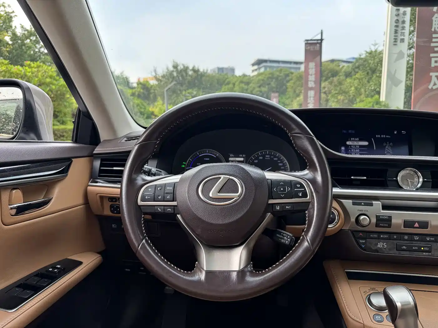 Фото 10 - Lexus ES