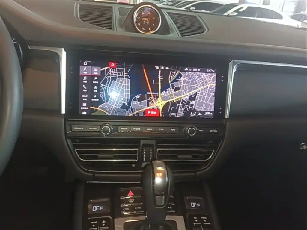 PORSCHE MACAN