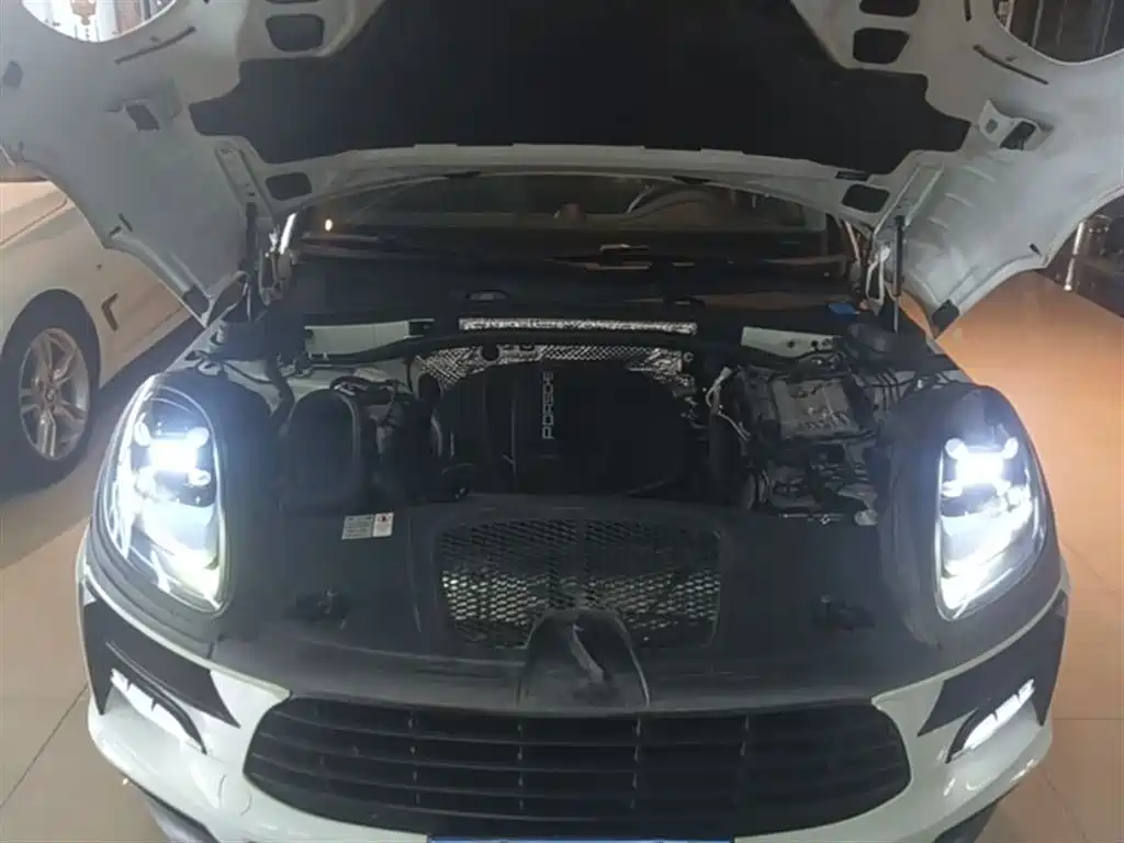 PORSCHE MACAN