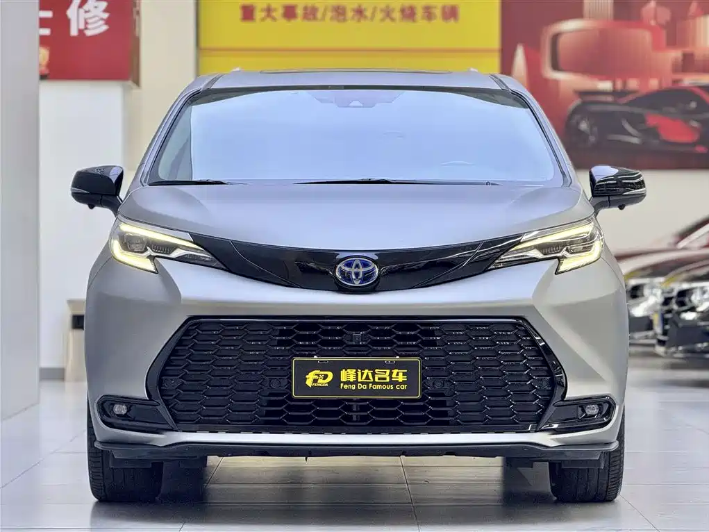 Toyota Sienna 2021 2.5L Hybrid Comfort Edition фото 2