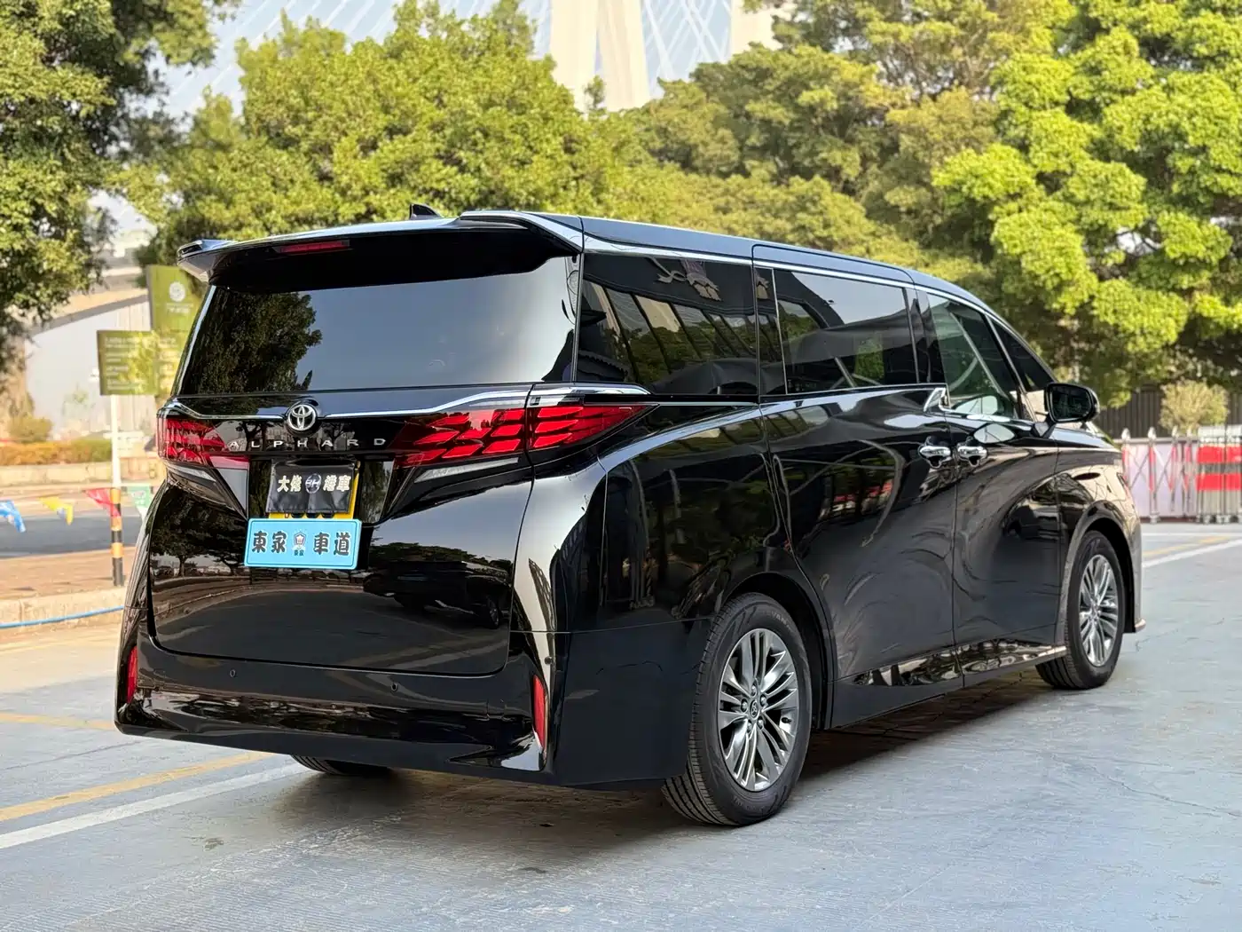 Toyota Alphard 2025 Hybrid 2.5L Ultimate Gold Edition фото 5