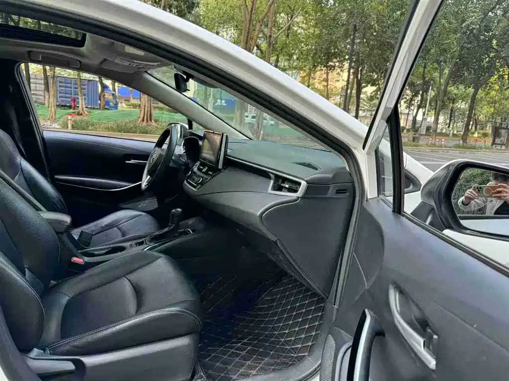 Toyota Corolla 2019 Hybrid 1.8L E-CVT GL-i Elite Edition фото 7