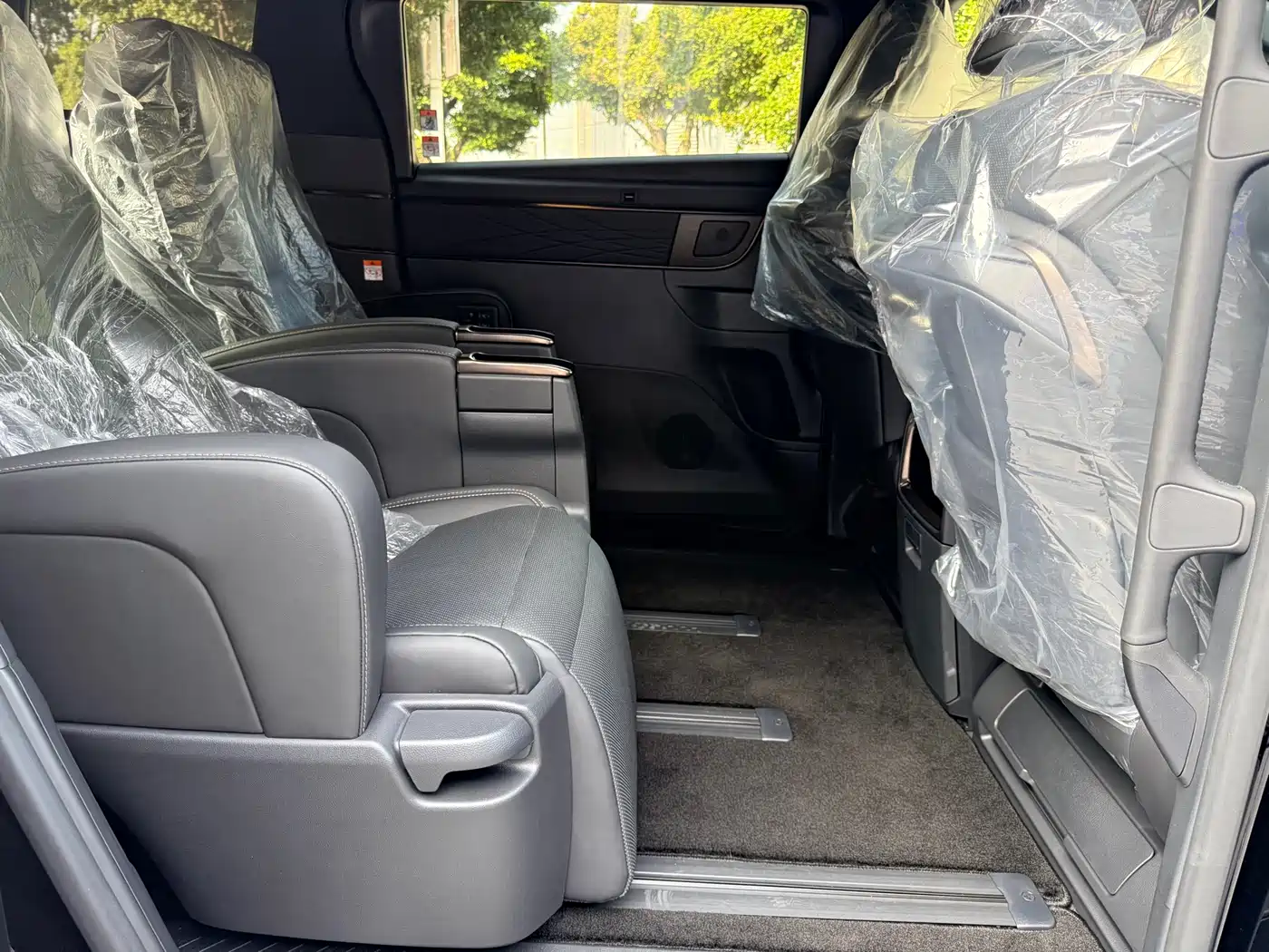 Toyota Alphard 2025 Hybrid 2.5L Ultimate Gold Edition фото 10