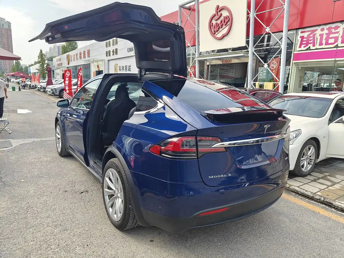 TESLA MODEL X