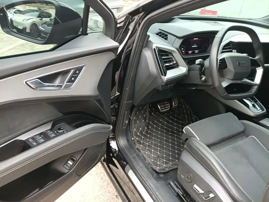 Фото 16 - Audi Q5 e-tron