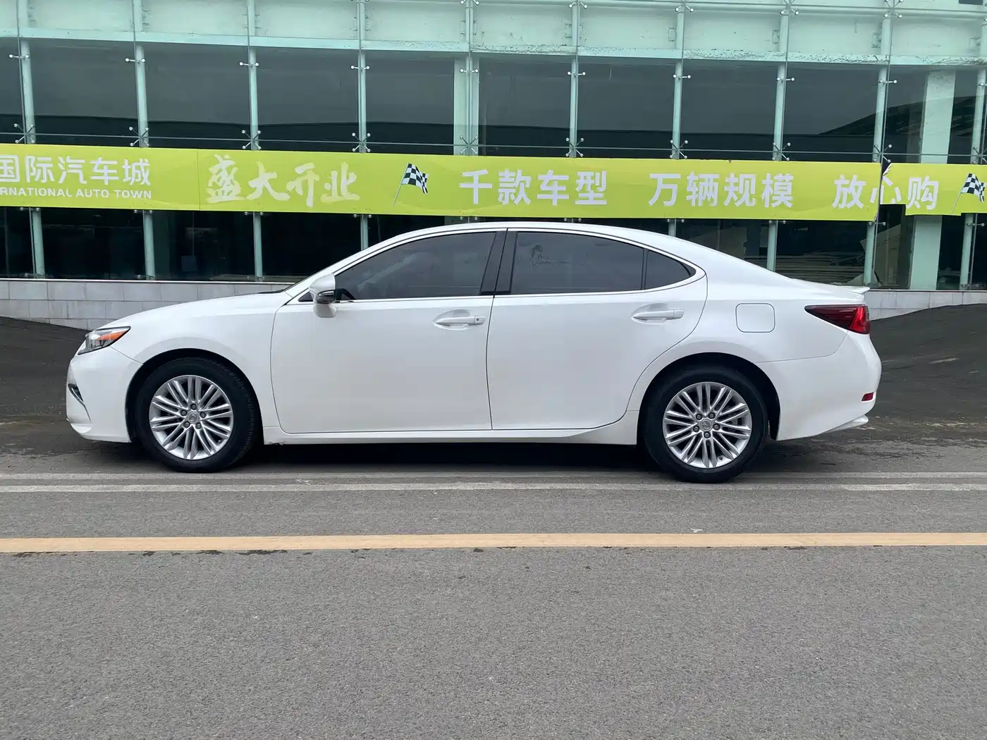 Lexus ES 2015 200 Elite Edition фото 11