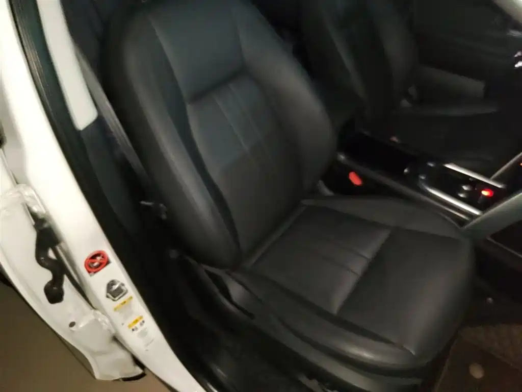 Land Rover Discovery Sport 2018 240PS HSE Edition фото 25