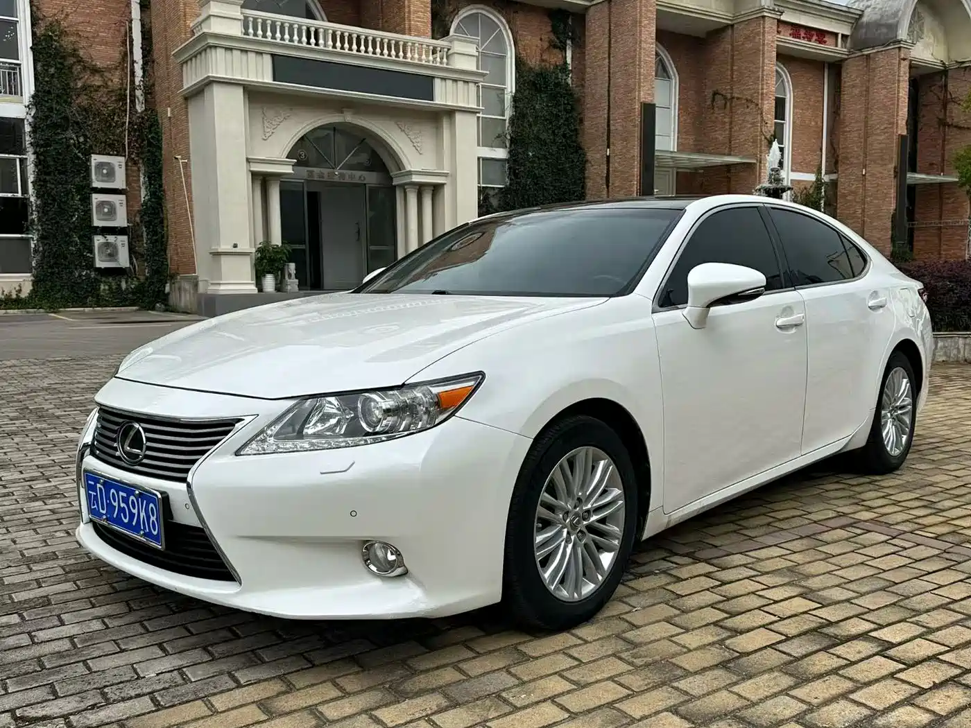 Фото 1 - Lexus ES