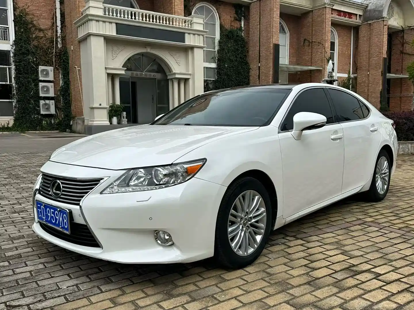 Фото 1 - Lexus ES