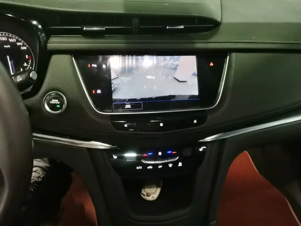 Фото 8 - Cadillac XT5