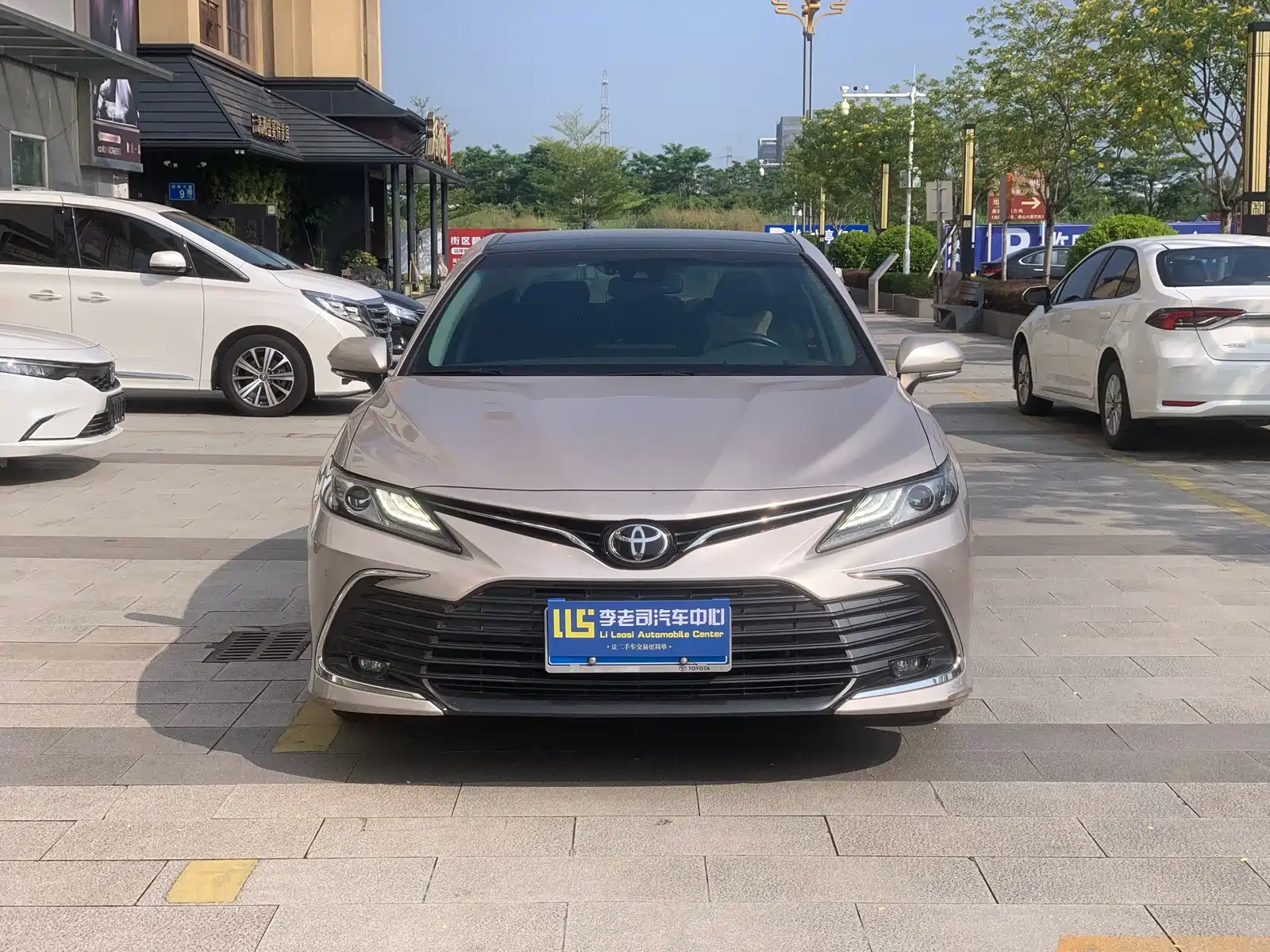 Фото 2 - Toyota Camry