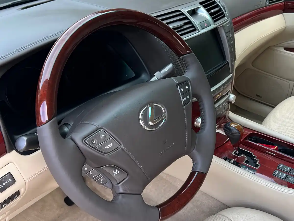 Фото 19 - Lexus LS