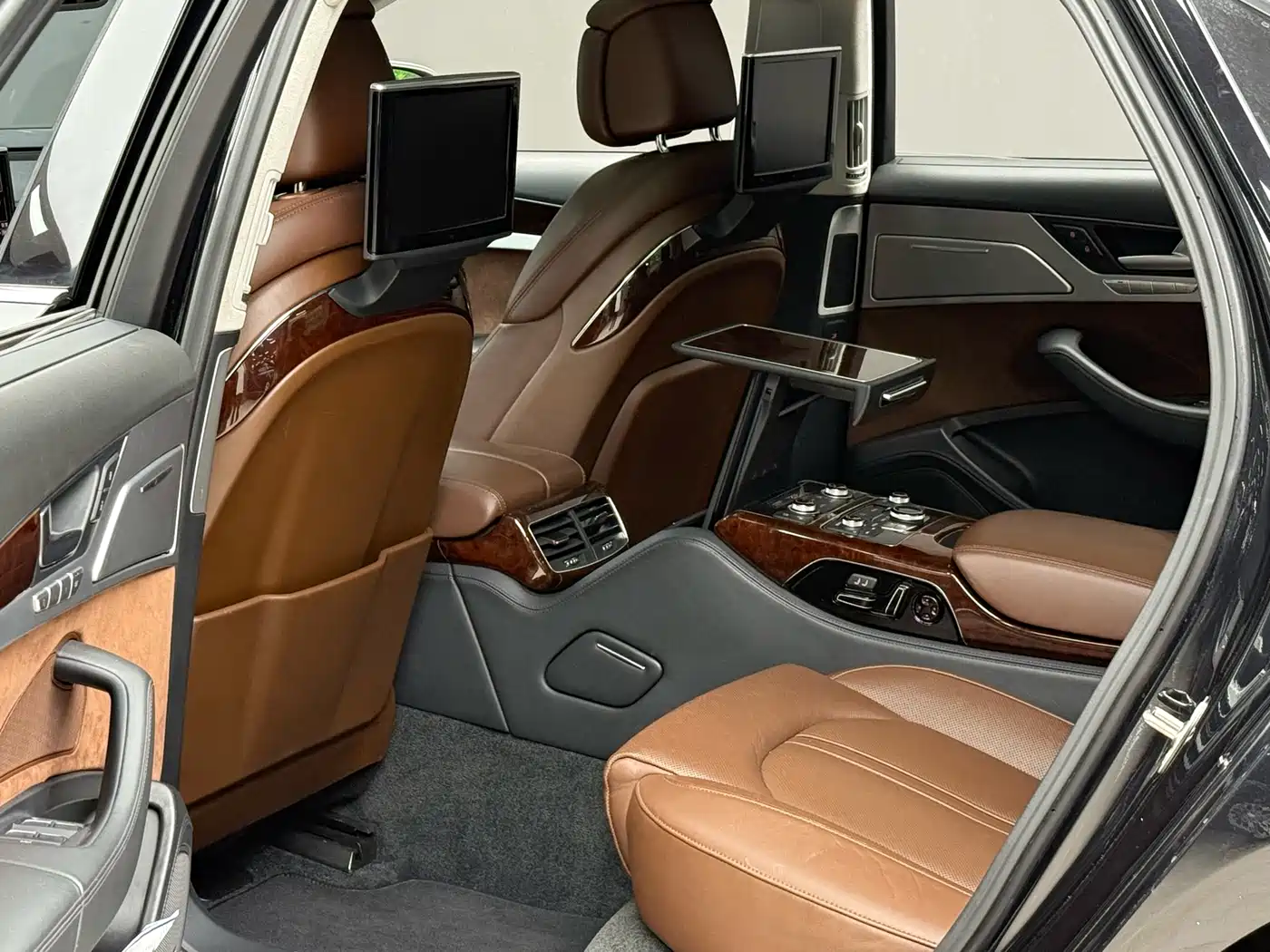 Audi A8 2011 A8L W12 6.3 FSI quattro фото 4