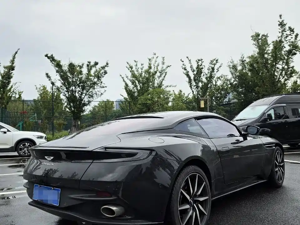 Фото 12 - Aston Martin DB11