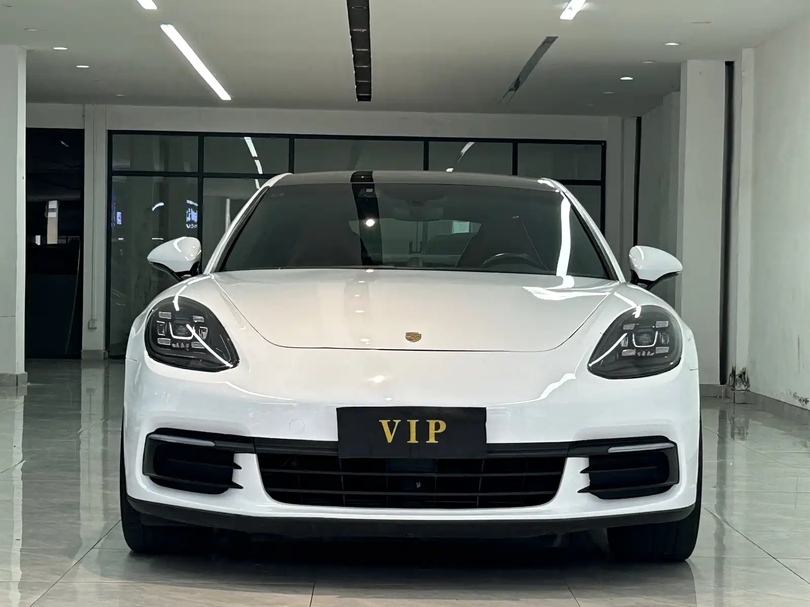 Photo 2 - Porsche Panamera